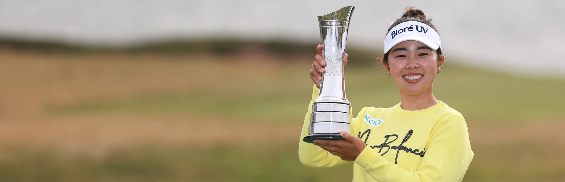 Miyu Yamashita poses with the trophy after winning the AIG Women’s Open at Royal Porthcawl in 2025